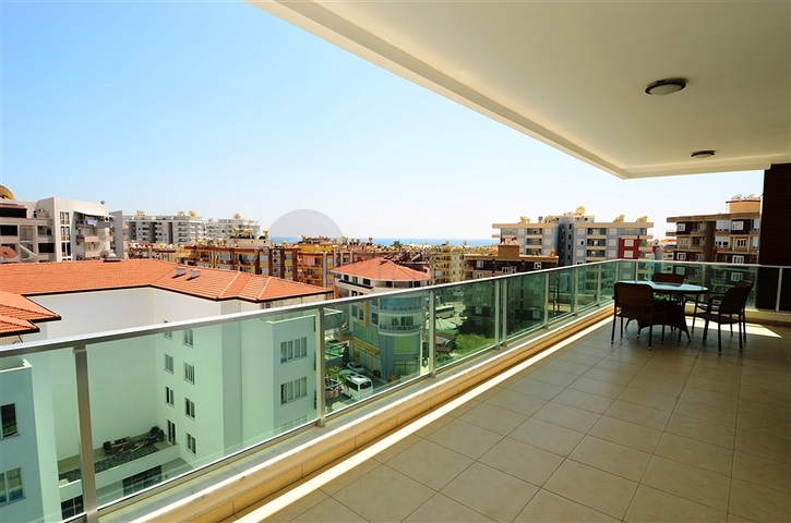 شقة بإطلالة جبلية وبحرية في منطقة توسمور – ألانيا