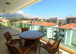 شقة بإطلالة جبلية وبحرية في منطقة توسمور – ألانيا