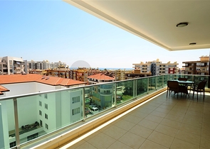 شقة بإطلالة جبلية وبحرية في منطقة توسمور – ألانيا