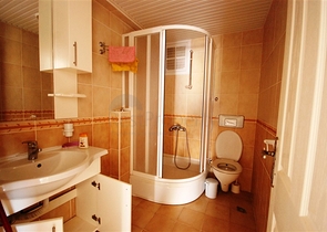 شقة مفروشة ضمن مجمع سكني مميز في منطقة محمود لار – ألانيا.