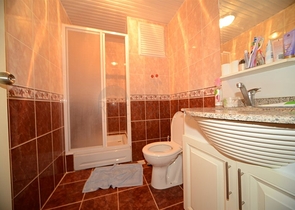 شقة مفروشة على مسافة قريبة من البحر في منطقة محمود لار – ألانيا