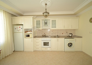 شقة مفروشة على مسافة قريبة من البحر في منطقة محمود لار – ألانيا