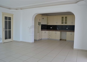 شقة ضمن مجمع سكني مميز في منطقة محمود لار – ألانيا 