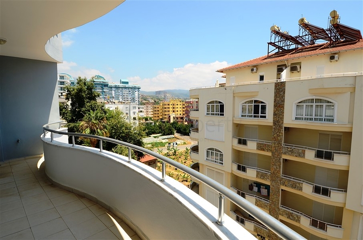 شقق على مسافة قريبة من البحر في منطقة محمود لار – ألانيا 