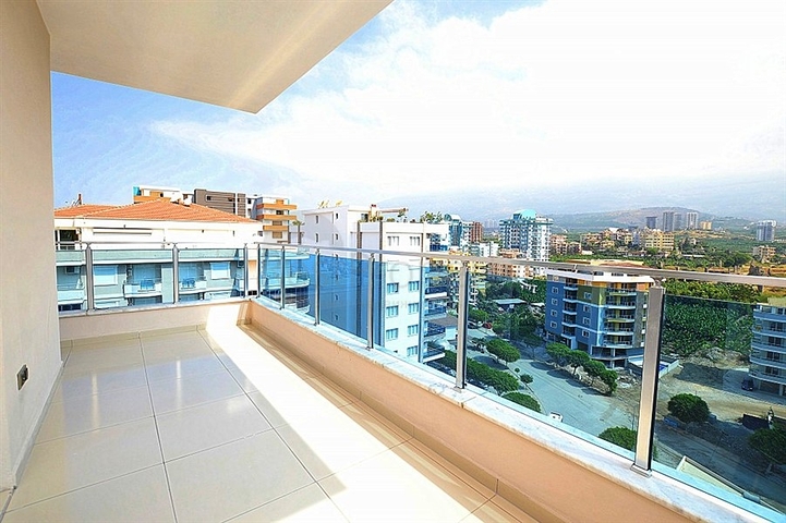 مجمع حديث على ساحل المتوسط في منطقة محمود لار – ألانيا 