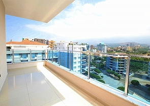 مجمع حديث على ساحل المتوسط في منطقة محمود لار – ألانيا 