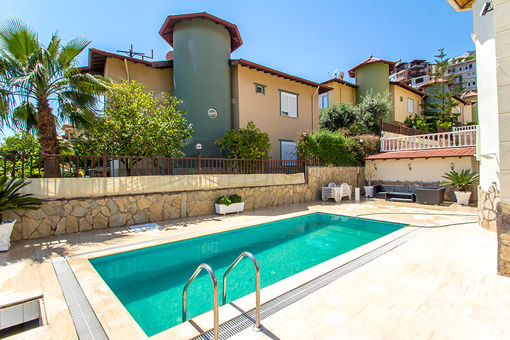 فيلا مميزة بإطلالات ساحرة في مركز ألانيا