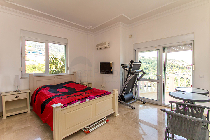 فيلا مميزة بإطلالات ساحرة في مركز ألانيا