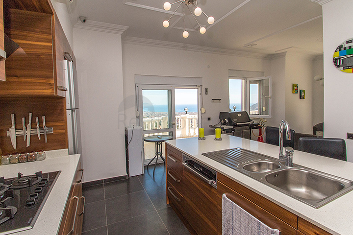 فيلا مميزة بإطلالات ساحرة في مركز ألانيا