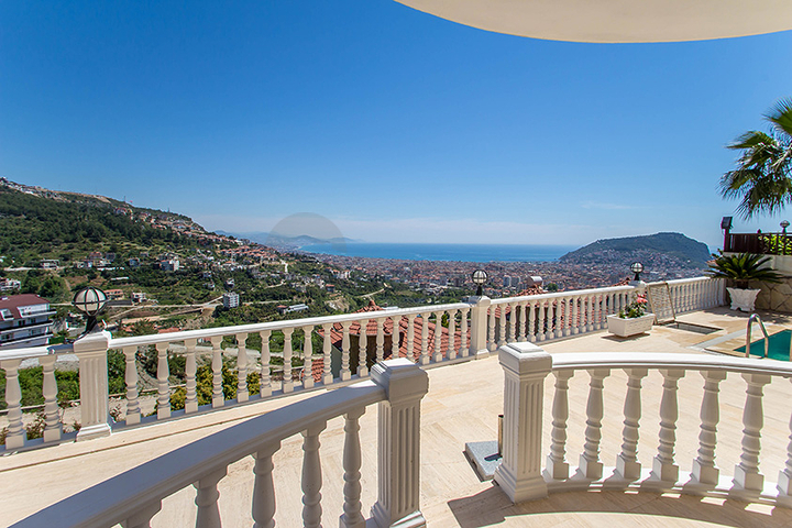 فيلا مميزة بإطلالات ساحرة في مركز ألانيا