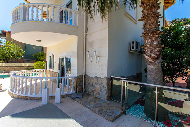 فيلا مميزة بإطلالات ساحرة في مركز ألانيا