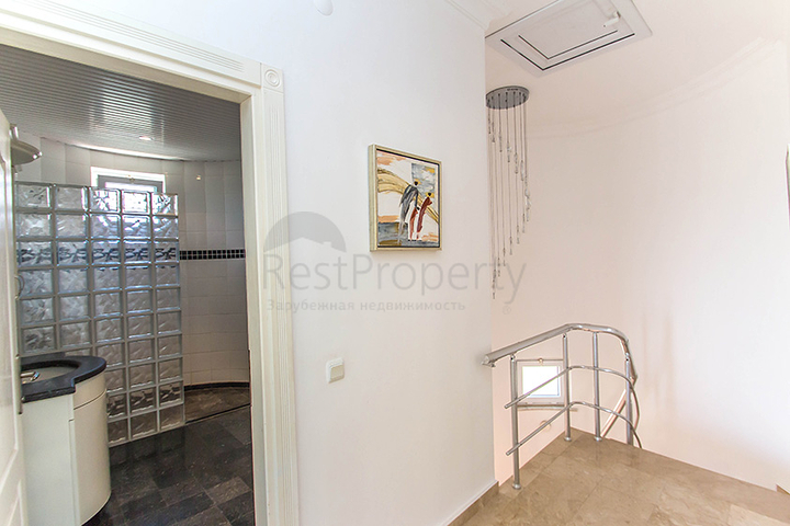 فيلا مميزة بإطلالات ساحرة في مركز ألانيا