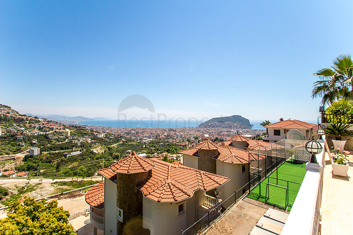 فيلا مميزة بإطلالات ساحرة في مركز ألانيا