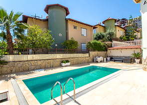 فيلا مميزة بإطلالات ساحرة في مركز ألانيا