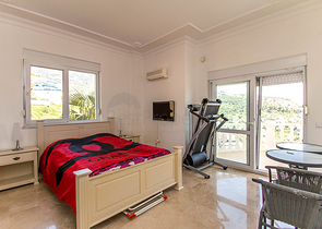 فيلا مميزة بإطلالات ساحرة في مركز ألانيا