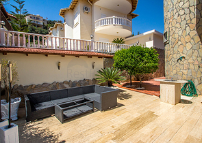 فيلا مميزة بإطلالات ساحرة في مركز ألانيا