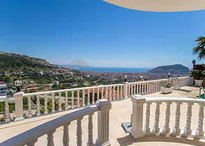 فيلا مميزة بإطلالات ساحرة في مركز ألانيا