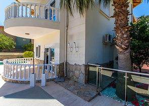 فيلا مميزة بإطلالات ساحرة في مركز ألانيا