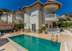 فيلا مميزة بإطلالات ساحرة في مركز ألانيا