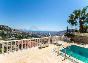 فيلا مميزة بإطلالات ساحرة في مركز ألانيا