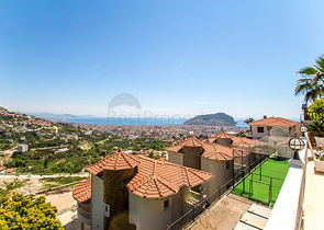 فيلا مميزة بإطلالات ساحرة في مركز ألانيا