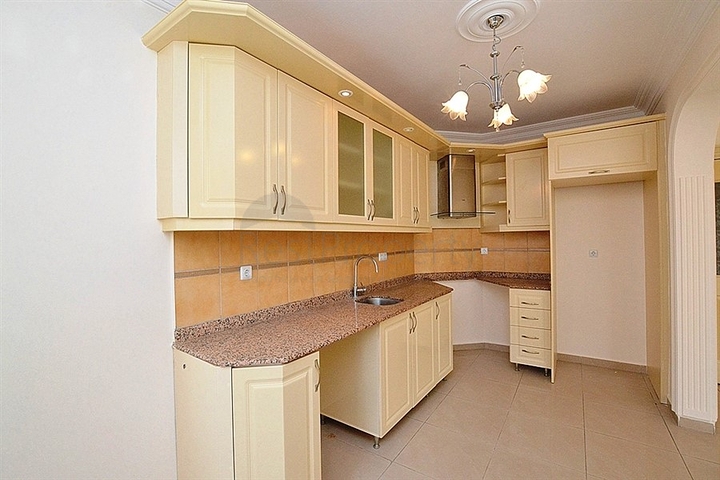 شقة واسعة على بعد 300 متر عن شاطئ البحر في منطقة محمود لار – ألانيا