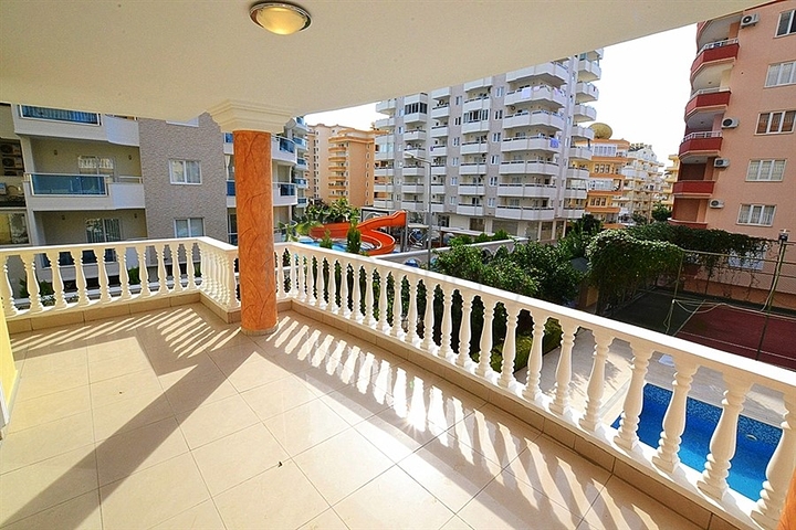 شقة واسعة على بعد 300 متر عن شاطئ البحر في منطقة محمود لار – ألانيا