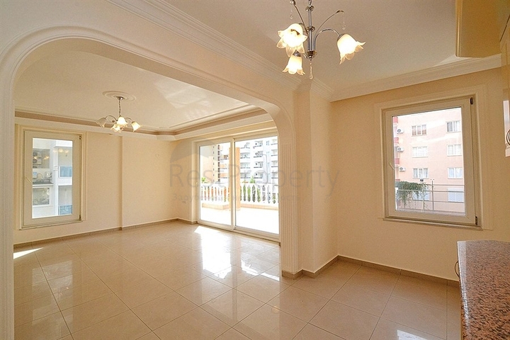 شقة واسعة على بعد 300 متر عن شاطئ البحر في منطقة محمود لار – ألانيا