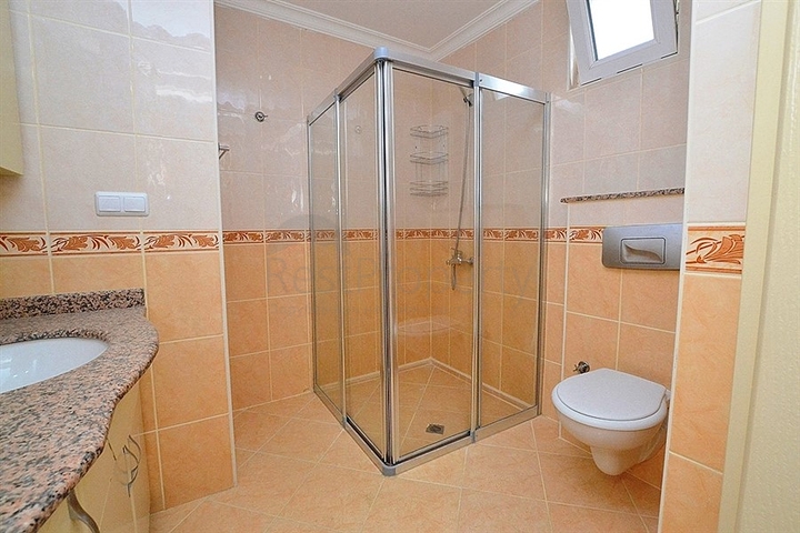 شقة واسعة على بعد 300 متر عن شاطئ البحر في منطقة محمود لار – ألانيا