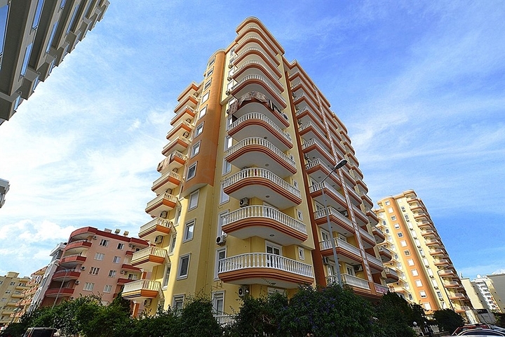 شقة واسعة على بعد 300 متر عن شاطئ البحر في منطقة محمود لار – ألانيا