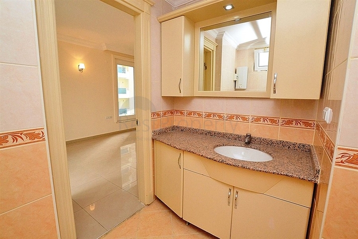 شقة واسعة على بعد 300 متر عن شاطئ البحر في منطقة محمود لار – ألانيا