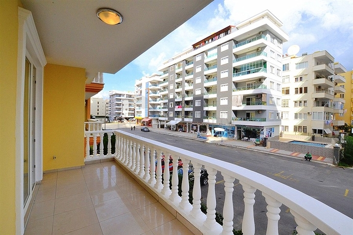 شقة واسعة على بعد 300 متر عن شاطئ البحر في منطقة محمود لار – ألانيا