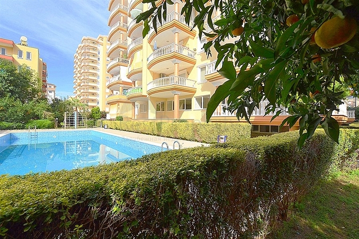 شقة واسعة على بعد 300 متر عن شاطئ البحر في منطقة محمود لار – ألانيا