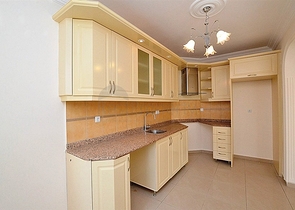 شقة واسعة على بعد 300 متر عن شاطئ البحر في منطقة محمود لار – ألانيا