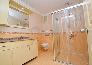 شقة واسعة على بعد 300 متر عن شاطئ البحر في منطقة محمود لار – ألانيا