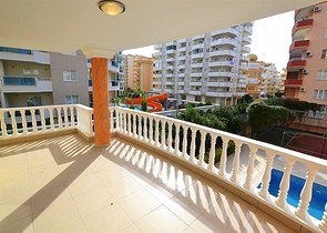 شقة واسعة على بعد 300 متر عن شاطئ البحر في منطقة محمود لار – ألانيا