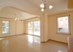 شقة واسعة على بعد 300 متر عن شاطئ البحر في منطقة محمود لار – ألانيا