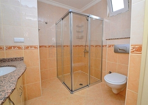 شقة واسعة على بعد 300 متر عن شاطئ البحر في منطقة محمود لار – ألانيا