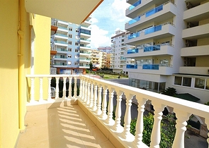 شقة واسعة على بعد 300 متر عن شاطئ البحر في منطقة محمود لار – ألانيا