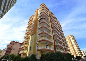 شقة واسعة على بعد 300 متر عن شاطئ البحر في منطقة محمود لار – ألانيا