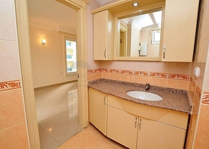 شقة واسعة على بعد 300 متر عن شاطئ البحر في منطقة محمود لار – ألانيا