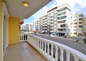 شقة واسعة على بعد 300 متر عن شاطئ البحر في منطقة محمود لار – ألانيا