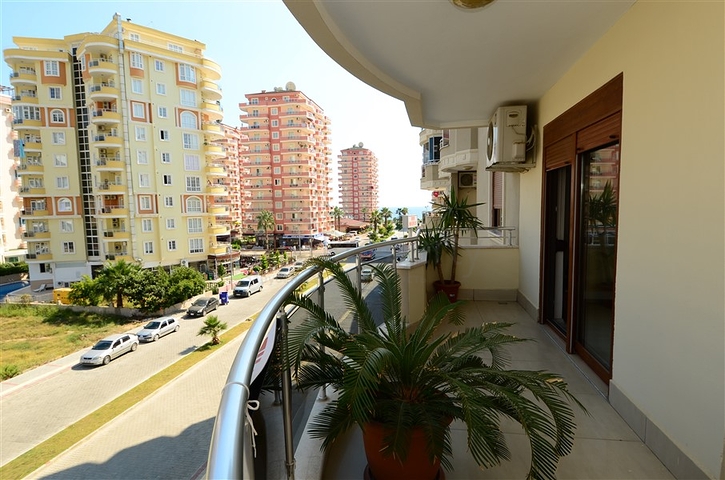 شقة واسعة بثلاث غرف نوم في مركز مدينة محمود لار / الانيا 