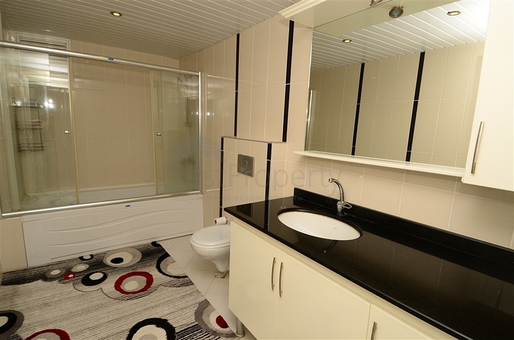 شقة واسعة بثلاث غرف نوم في مركز مدينة محمود لار / الانيا 