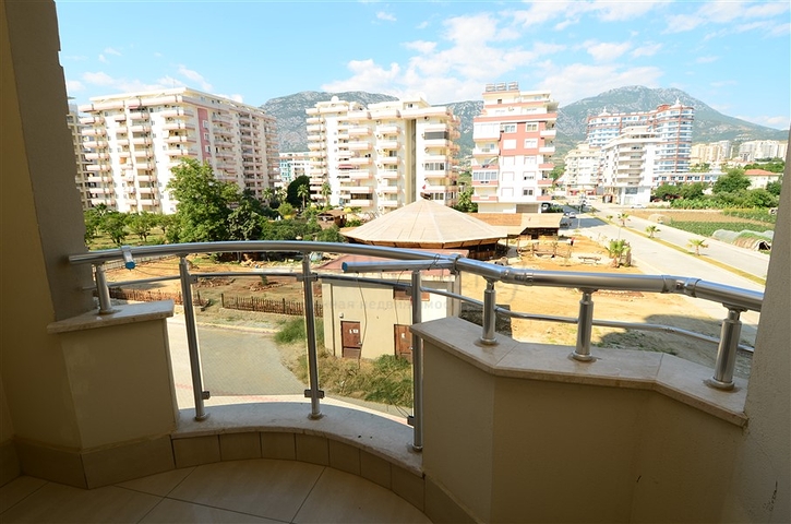 شقة واسعة بثلاث غرف نوم في مركز مدينة محمود لار / الانيا 