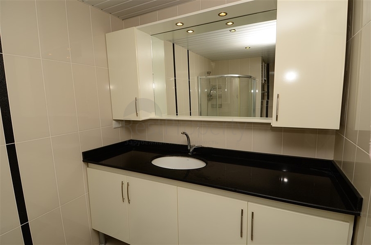 شقة واسعة بثلاث غرف نوم في مركز مدينة محمود لار / الانيا 