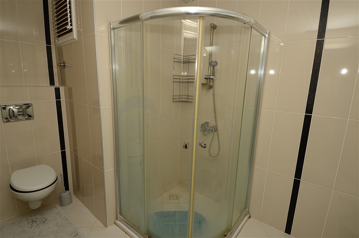 شقة واسعة بثلاث غرف نوم في مركز مدينة محمود لار / الانيا 