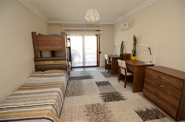 شقة واسعة بثلاث غرف نوم في مركز مدينة محمود لار / الانيا 