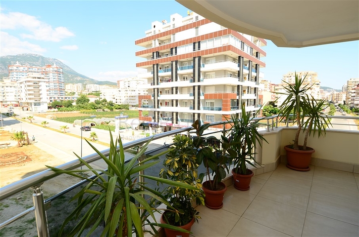 شقة واسعة بثلاث غرف نوم في مركز مدينة محمود لار / الانيا 