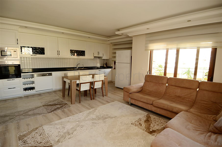 شقة واسعة بثلاث غرف نوم في مركز مدينة محمود لار / الانيا 